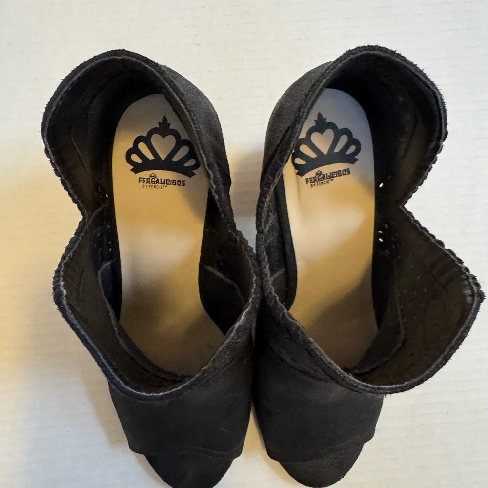 FERGIE Black Women's Peep-Toe Ankle Boots, with cut out design. Pre loved size 8 - Picture 8 of 10